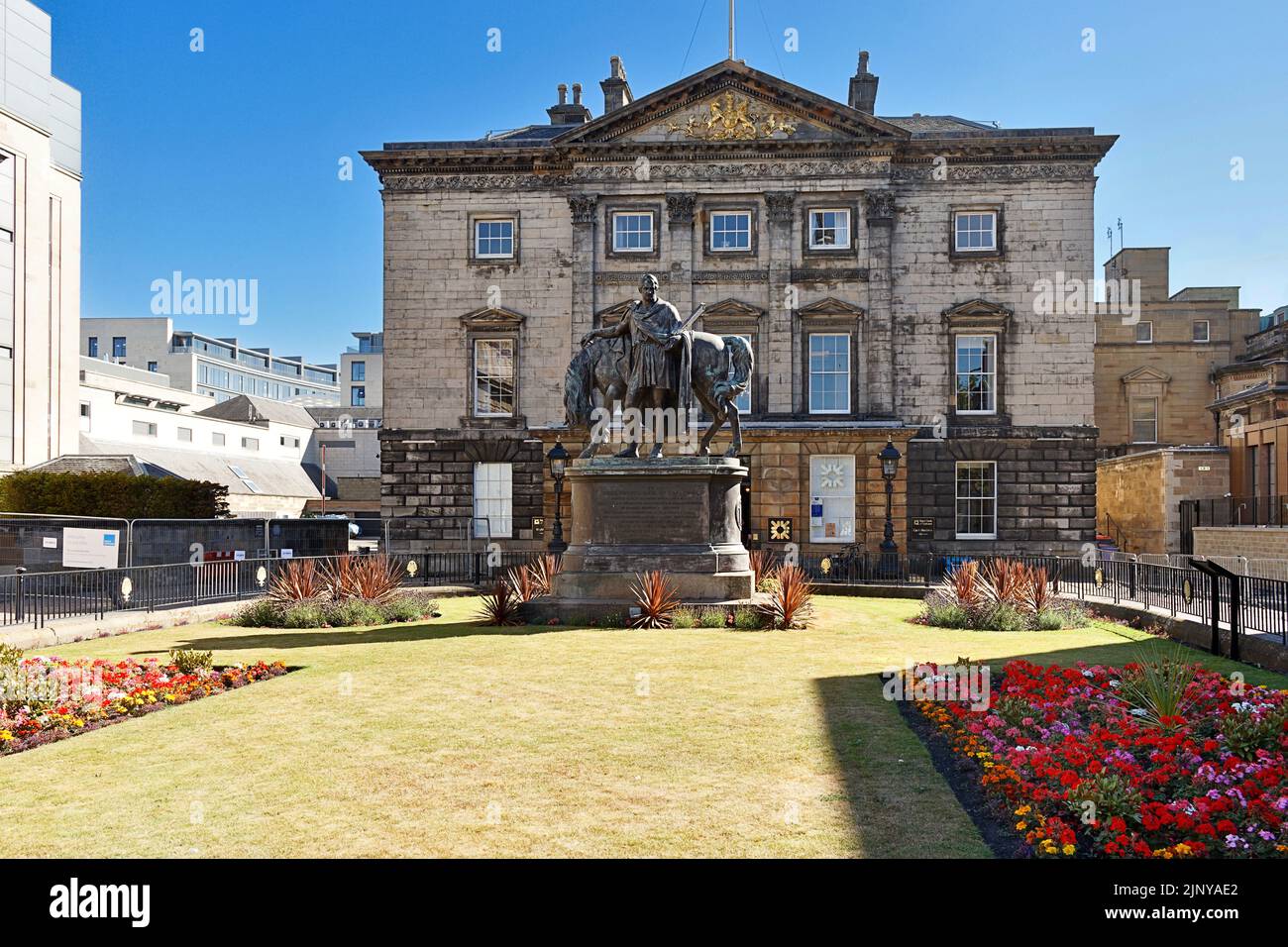 EDINBURGH CITY DIE ROYAL BANK OF SCOTLAND STATUE VON JOHN HOPE VIERTER GRAF VON HOPETOUN UND GARTEN AUF DEM ST. ANDREWS PLATZ Stockfoto