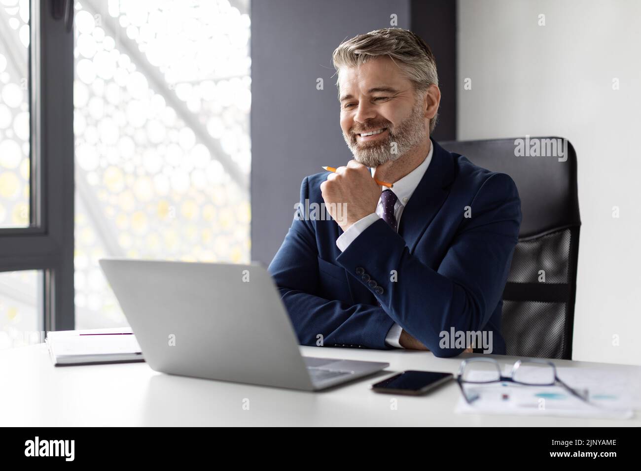 Lächelnd Reife Geschäftsmann Im Anzug Arbeiten Mit Laptop Im Büro Stockfoto