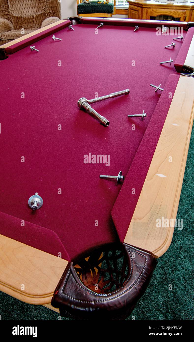 Werkzeuge und Befestigungselemente, die einen Billardtisch zusammenhalten Stockfoto