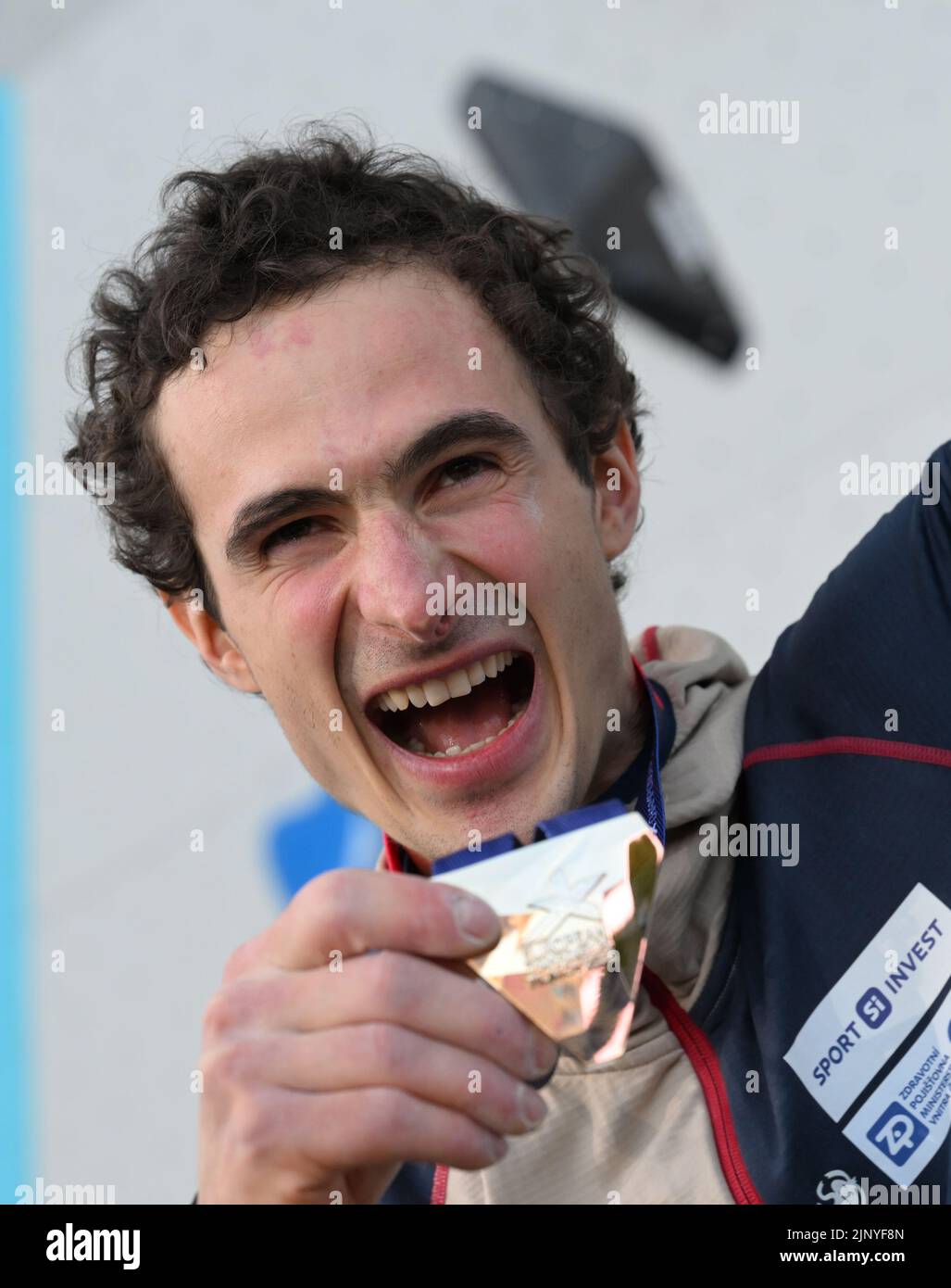 München, Deutschland. 14. August 2022. Europameisterschaften, Europameisterschaft, Klettern, Führung, Männer, Finale, Königsplatz. Der tschechische Bergsteiger Adam Ondra feiert seine Goldmedaille. Quelle: Angelika Warmuth/dpa/Alamy Live News Stockfoto