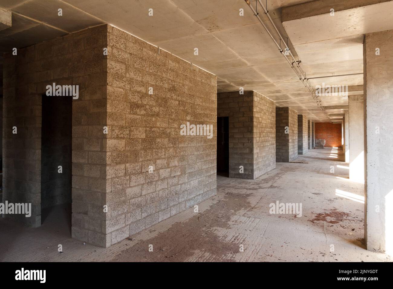 Im Gebäude im Bau. Betonwände des neuen Hauses Stockfoto