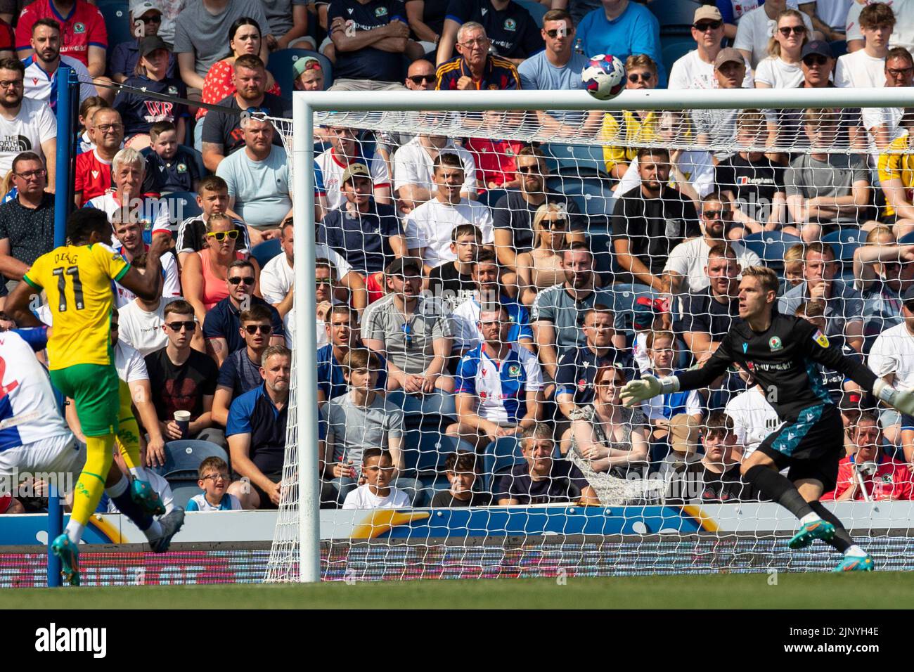 Blackburn, Großbritannien. 14.. August 2022. Grady Diangana von West Bromwich Albion (11) führt den Ball während des Sky Bet Championship-Spiels zwischen Blackburn Rovers und West Bromwich Albion am Sonntag, den 14.. August 2022 im Ewood Park, Blackburn, in Richtung Tor. (Kredit: Mike Morese | MI News)Ewood Park Eckflagge.das Sky Bet Championship Match zwischen Blackburn Rovers und West Bromwich Albion am Sonntag, 14.. August 2022 im Ewood Park, Blackburn. (Kredit: Mike Morese | MI News) Kredit: MI News & Sport /Alamy Live News Stockfoto