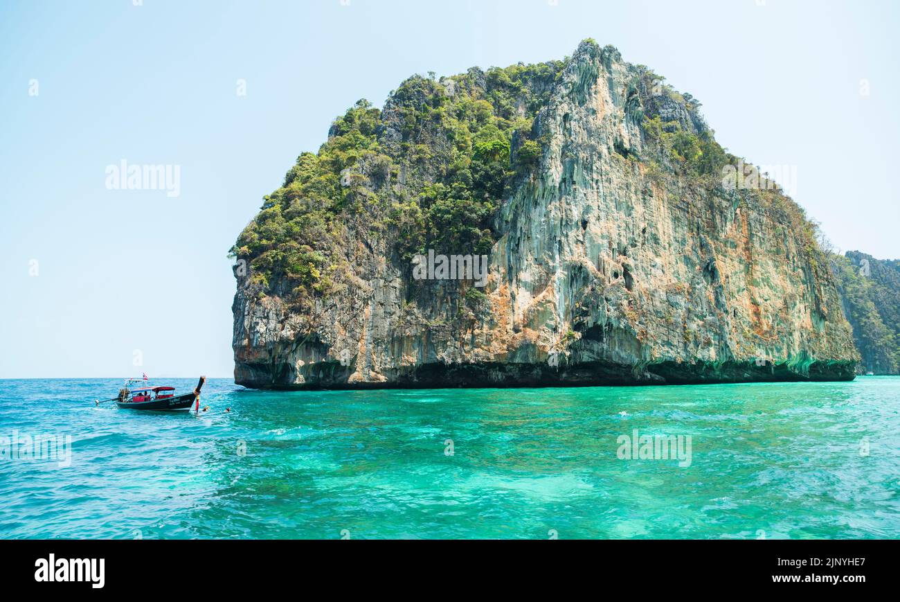 PHI PHI ISLAND, KRABI, THAILAND, 28. März 2016; traditionelle Touristenboote. Touristen, die schnorcheln. Maya Bay auf Ko Phi Phi Island, Stockfoto