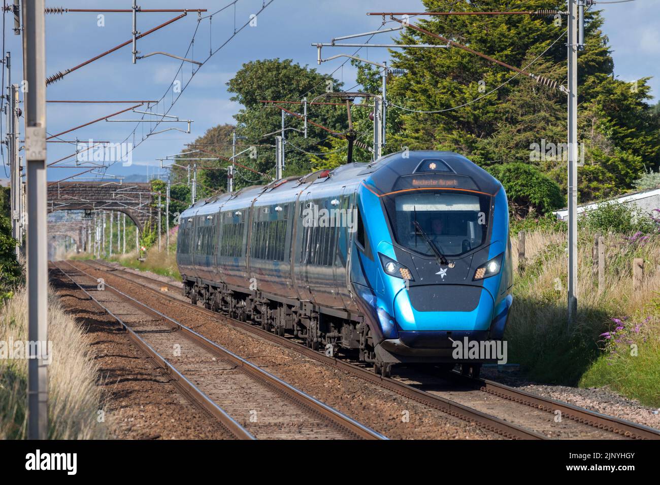 Erster TransPennine Express-Elektrozug der Klasse 397 auf der Hauptlinie der Westküste mit einem Zug vom Flughafen Glasgow nach Manchester Stockfoto
