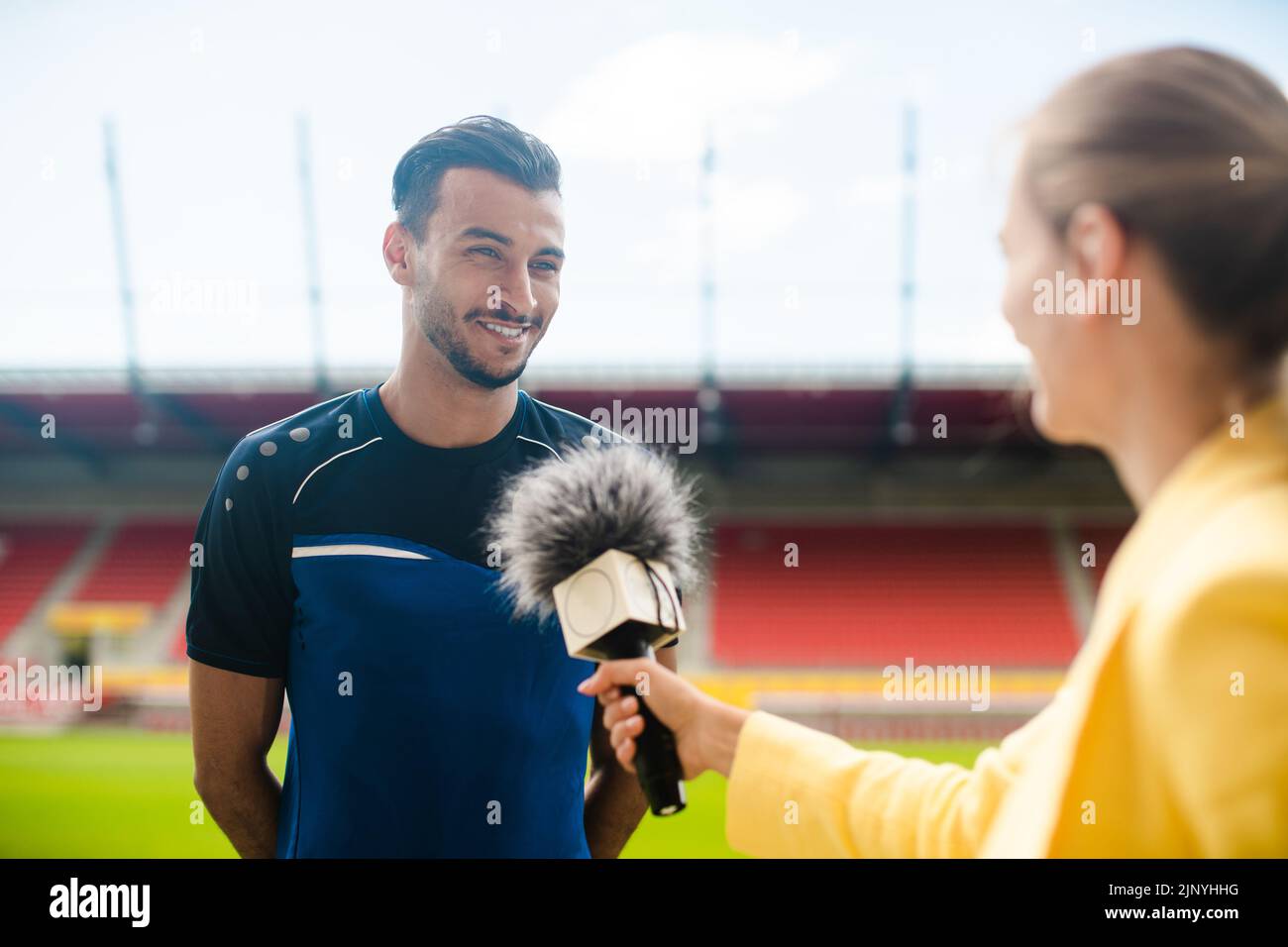 Reporter interviewten Fußballspieler in einem Stadion Stockfoto