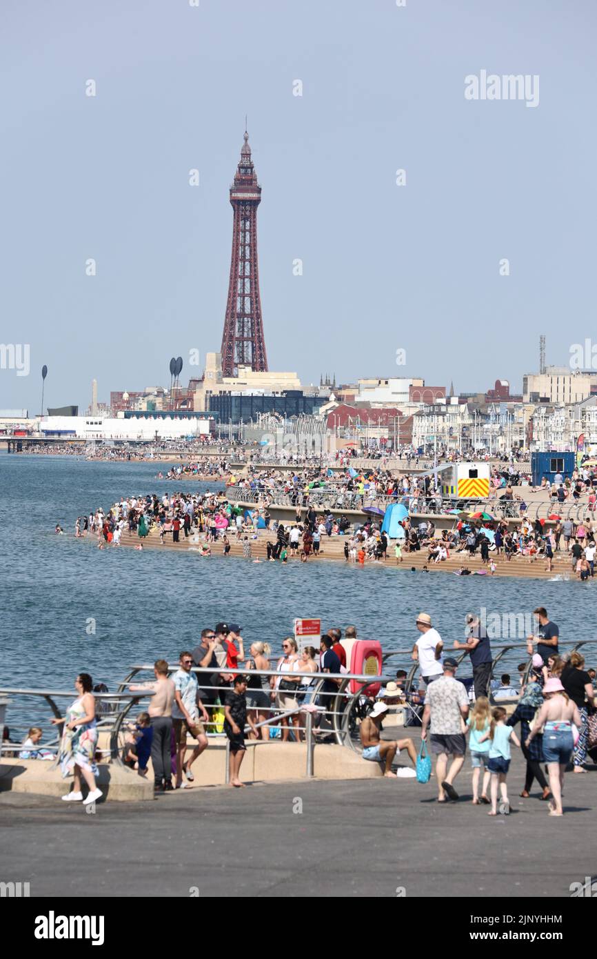 Blackpool, Lancashire, Großbritannien. 14 August '22. Das Wetter in Großbritannien: Heute Nachmittag sind die Menschen am Meer, die Blackpool Airshow ist 2. Tage lang. Quelle: Andrew Bartlett/Alamy Live News Stockfoto