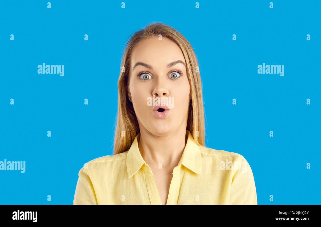 Studio-Headshot einer jungen Frau, die etwas mit einem witzig überraschten Gesichtsausdruck ansieht Stockfoto