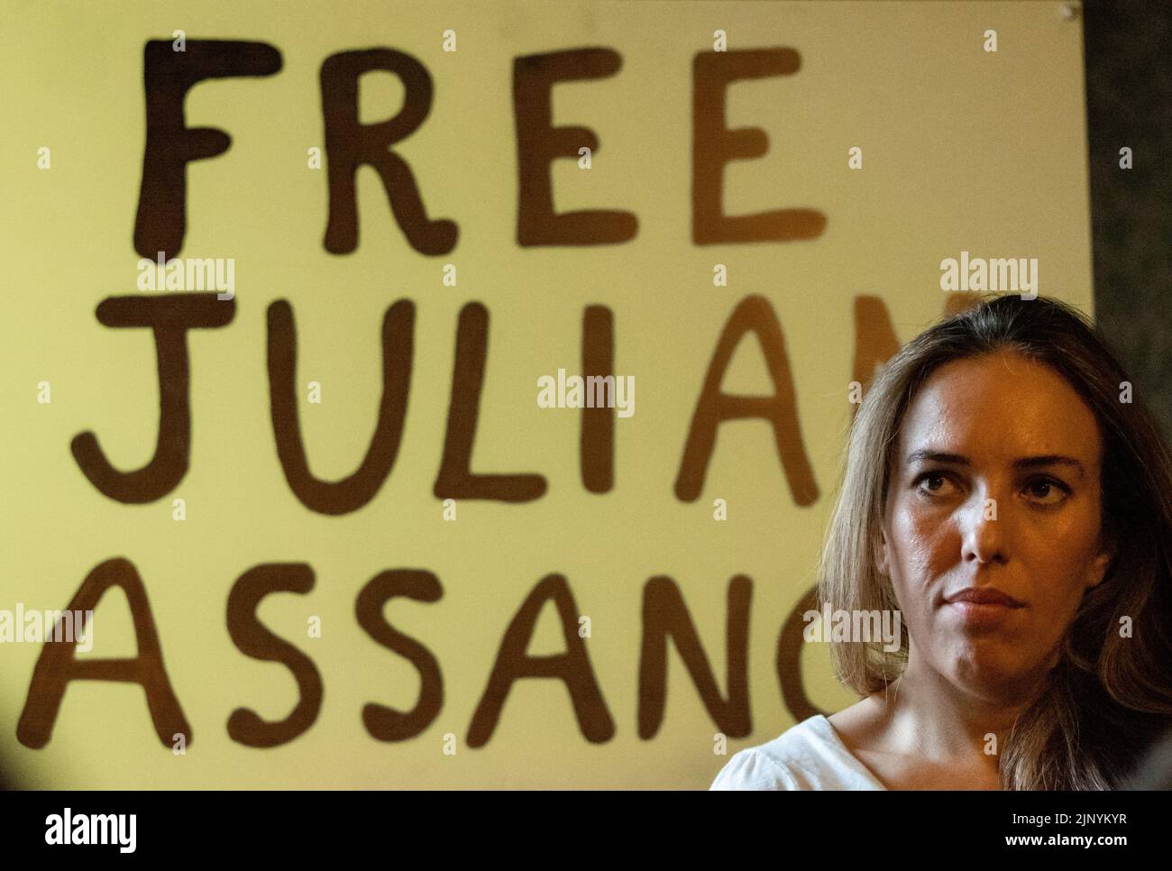 Stella Assange, Ehefrau von Julian Assange bei der Filmvorstellung. Manchester, Großbritannien. 14. August 2022. Der Peterloo-Marsch, der sich am Piccadilly Gardens march versammelt hatte, ging dann zum Petersplatz, gefolgt von einer Kundgebung nach dem marsch auf dem Petersplatz. Julian Assange Film wurde 6,30pm im Pub „Briton's Protection“ gezeigt, der historische Verbindungen zum Peterloo-Massaker vom 16. August 1819 hat. Die Volksversammlung in Manchester unterstützt den Peterloo-marsch und die Kundgebung. Kredit: GaryRobertsphotography/Alamy Live Nachrichten Stockfoto