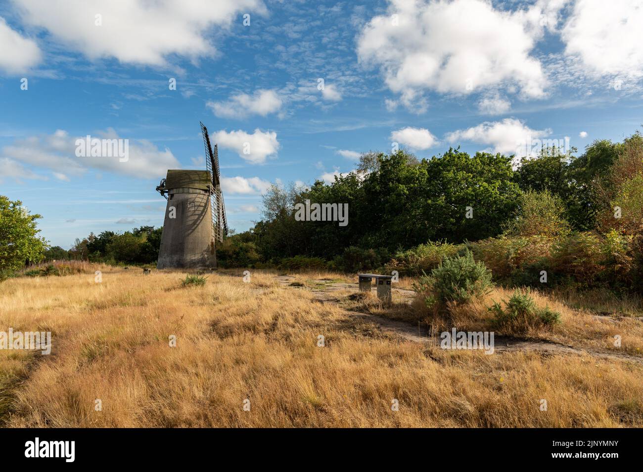 Bidston, Wirral, Großbritannien: Windmühle Bidston an einem schönen Sommertag, eine Oase der Ruhe in der Nähe der Stadt Birkenhead auf der Halbinsel Wirral Stockfoto