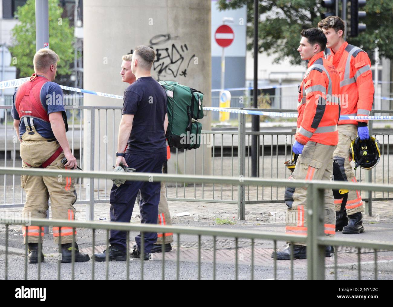 Manchester, Großbritannien, 14.. August 2022. Die Feuerwehr und Rettung von Greater Manchester kommen an, um zu helfen. Ein kaukasischer Mann scheint sich am Rande der Brücke des Mancunischen Weges zu befinden, manchmal am äußeren Rand, viele Meter über der Straße, und spricht mit Polizeibeamten. Feuerwehrfahrzeuge, ein Krankenwagen und etwa 5 Polizeifahrzeuge sind vorhanden. Der Mancunian Way und die London Road sind geschlossen und der Verkehr umgeleitet. Um 20,45 Uhr wurde die Polizeiwache aufgehoben und ein Zeuge sagte, dass der betreffende Mann in Sicherheit sei. Quelle: Terry Waller/Alamy Live News Stockfoto