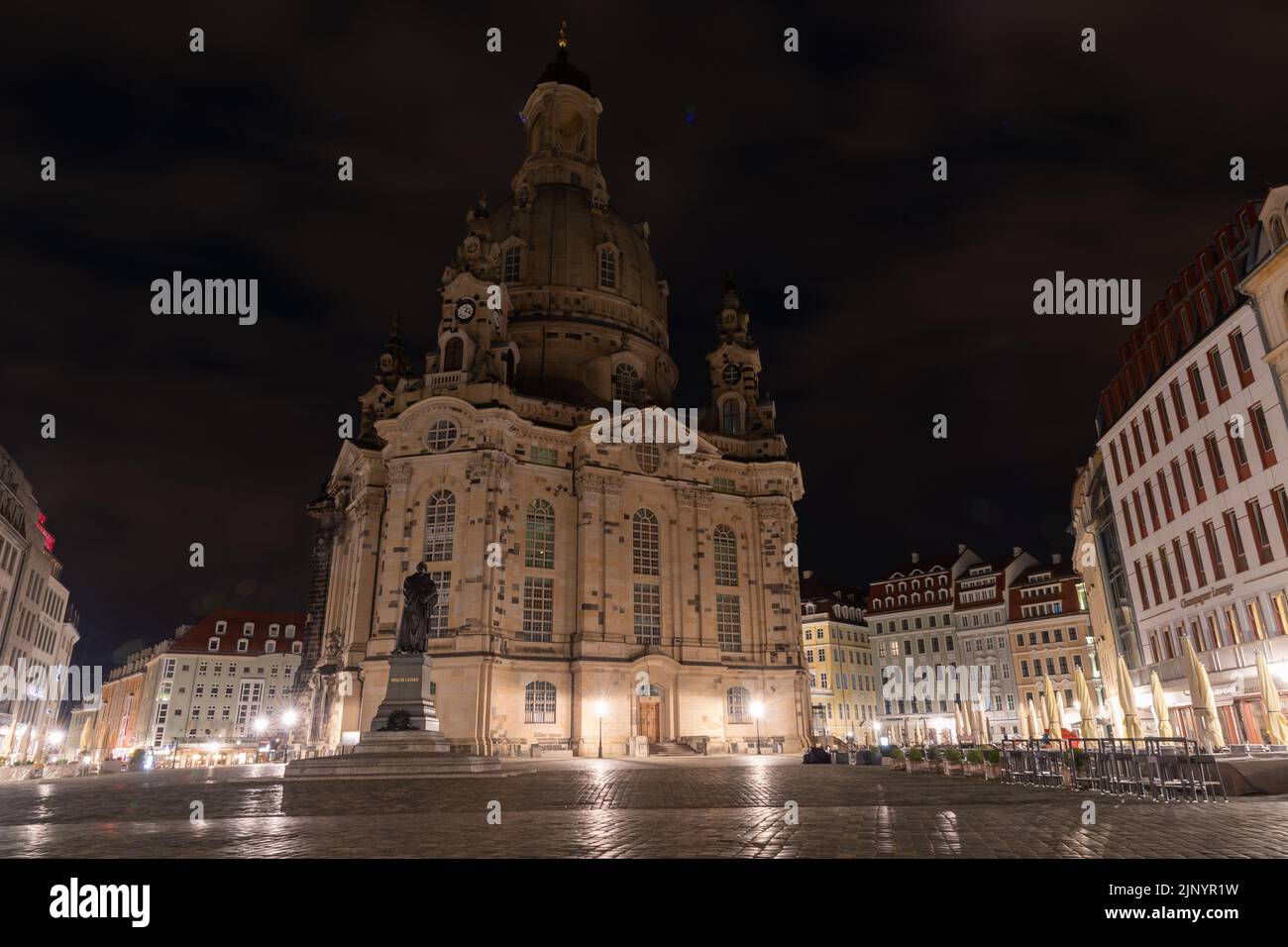 Dresden, Sächsisch, Deutschland, 10. Juli 2022 Historische alte Kirche unserer Dame in der Innenstadt bei Nacht Stockfoto