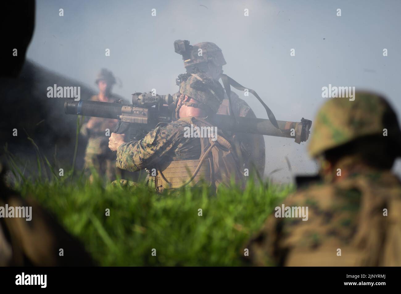 U.S. Marine Corps Lance CPL. Gregory Mangini, ein Kampfmann mit 3D Bataillons und 3D Marineinfanteristen, feuert eine Mk 153-Schulterwaffe, während er Kampftruppenangriffsübungen auf Lager Schwab, Okinawa, Japan, durchführt, 10. August 2022. Dieses Training verbesserte die Fähigkeiten der Marines auf taktischer Ebene und entwickelte die Führung kleiner Einheiten. 3/3 wird im Rahmen des Unit Deployment Program im Indo-Pazifik unter 4. Marines, 3D Marine Division, eingesetzt. Mangini stammt aus Dublin, Ohio. (USA Marine Corps Foto von CPL. Scott Aubuchon) Stockfoto