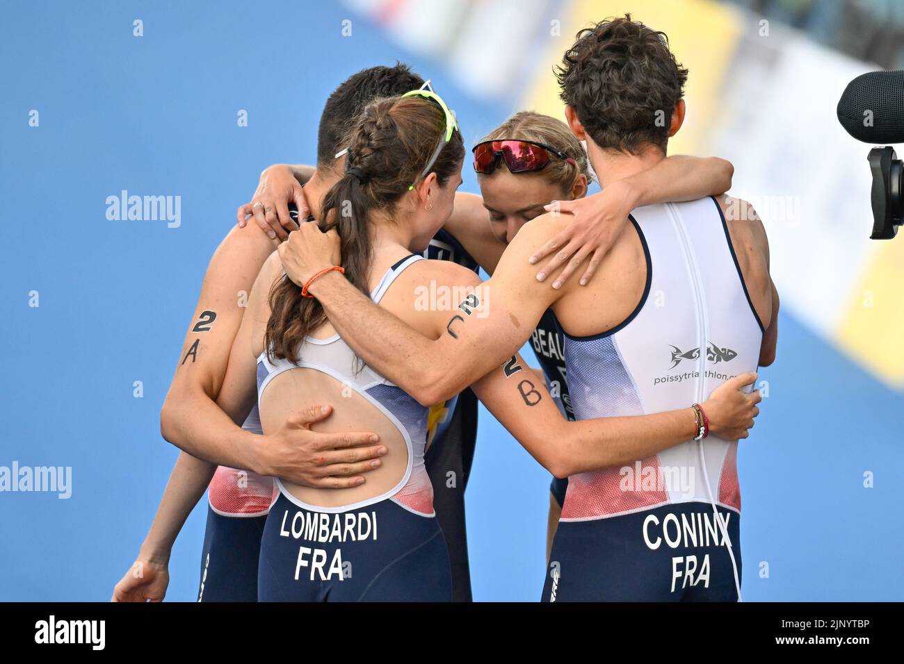 München, Deutschland. 14. August 2022. Die französische Mannschaft feiert nach dem Gewinn der Mixed-Relay-Triathlon-Europameisterschaft München 2022 in München am Sonntag, den 14. August 2022. Die zweite Auflage der Europameisterschaften findet vom 11. Bis 22. August statt und umfasst neun Sportarten. BELGA FOTO ERIC LALMAND Kredit: Belga Nachrichtenagentur/Alamy Live News Stockfoto