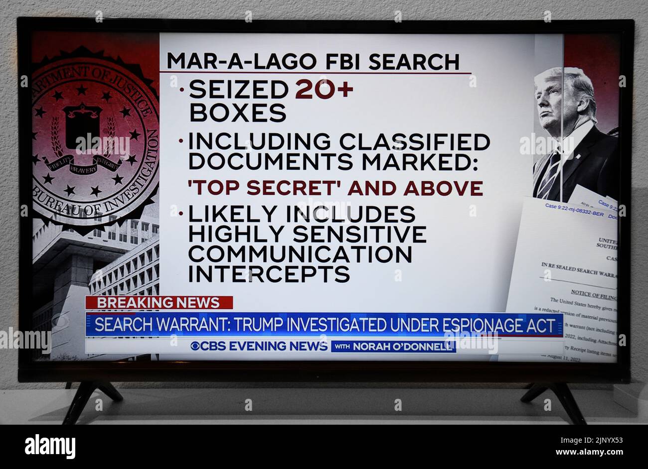 Ein TV-Screenshot der CBS Evening News-Berichterstattung über die FBI-Suche nach Donald Trumps Wohnsitz in Florida. Stockfoto