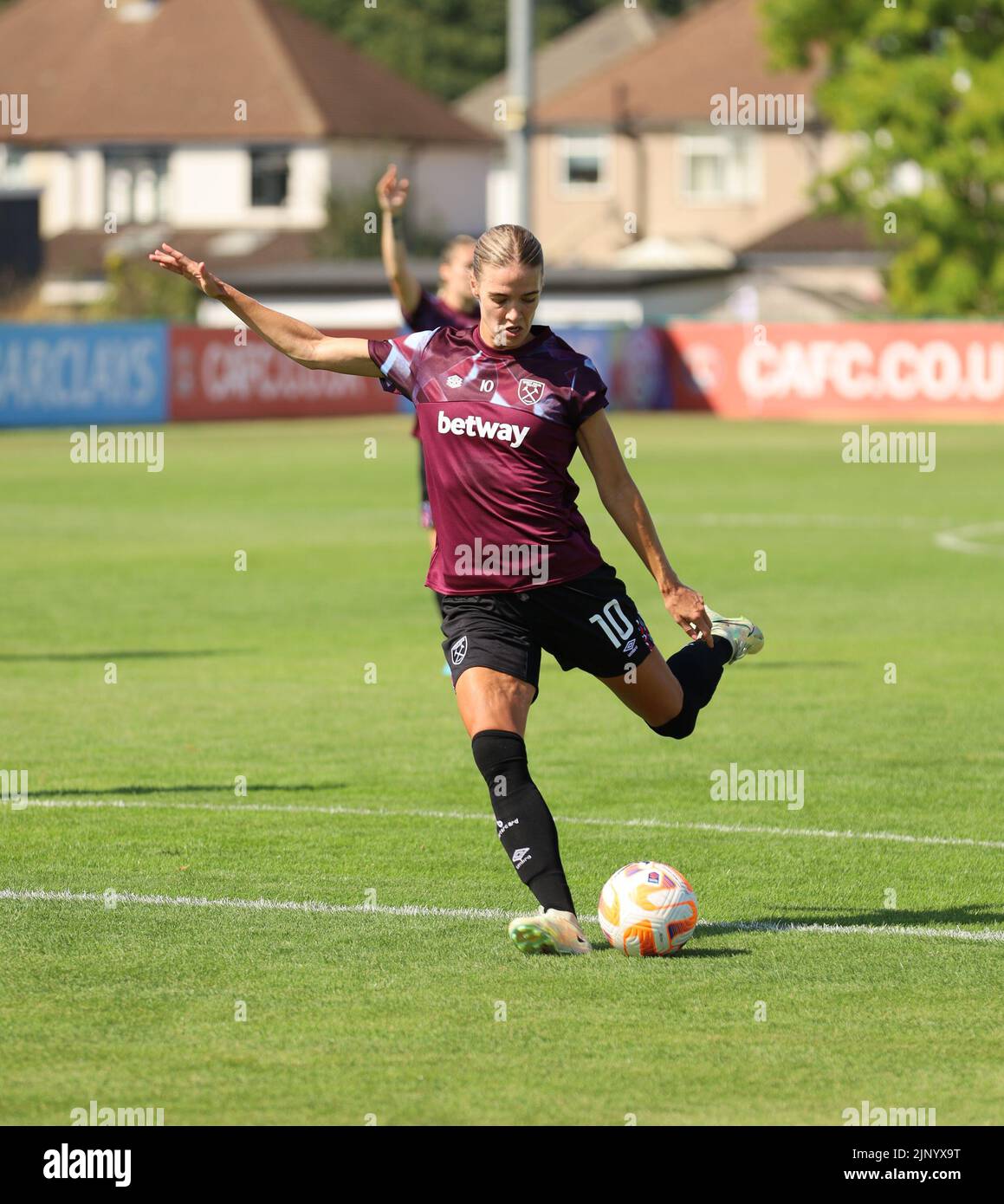 Catford, Großbritannien. 14. August 2022. The Oakwood Stadium, Catford, 14 aug 2022 Island-Star Dagny Brynjarsdottir, der sich während eines Freundschaftsspiels im August 2022 aufwärmt (Bettina Weissensteiner/SPP) Credit: SPP Sport Press Photo. /Alamy Live News Stockfoto