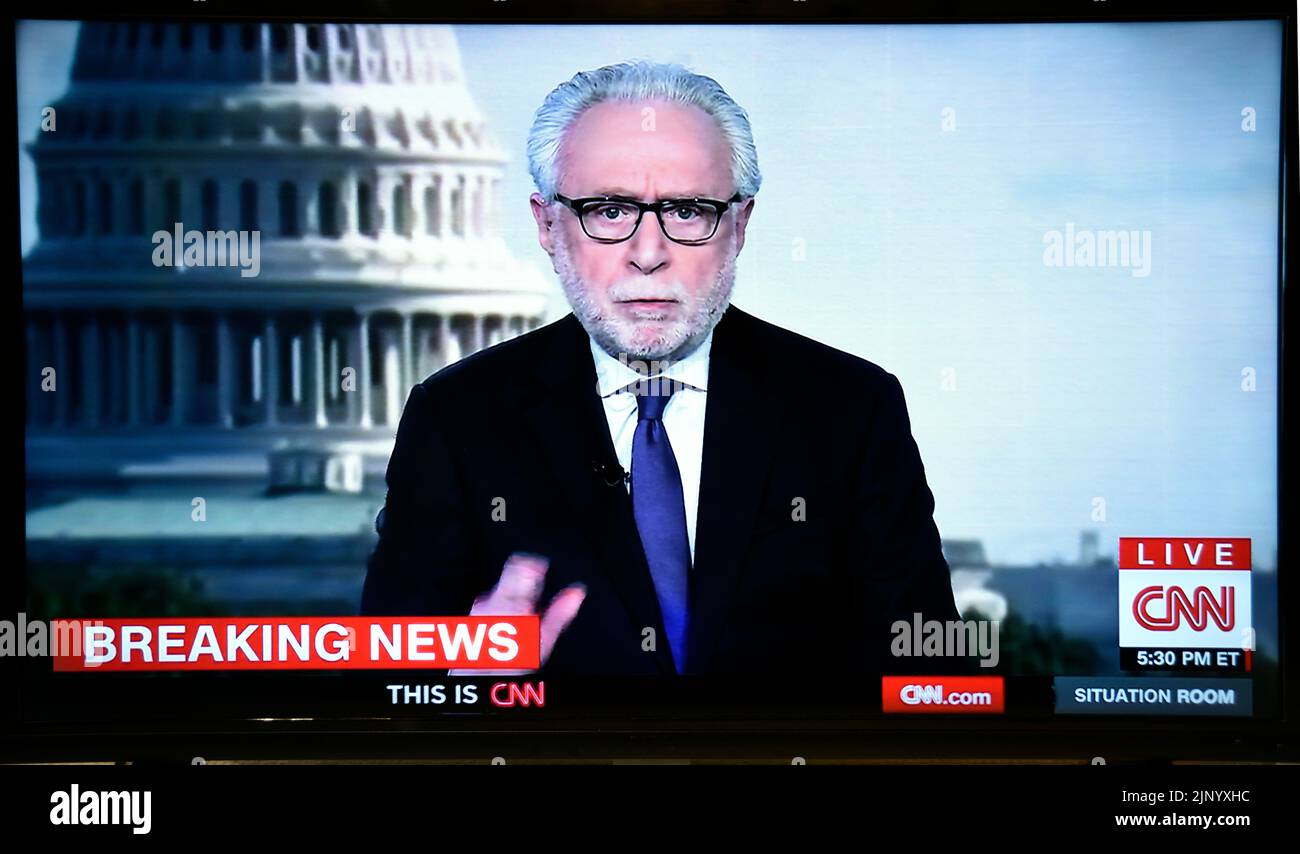 Ein TV-Screenshot des CNN-Nachrichtenanlegers Wolf Blitzer, der aktuelle Nachrichten berichtet. Stockfoto