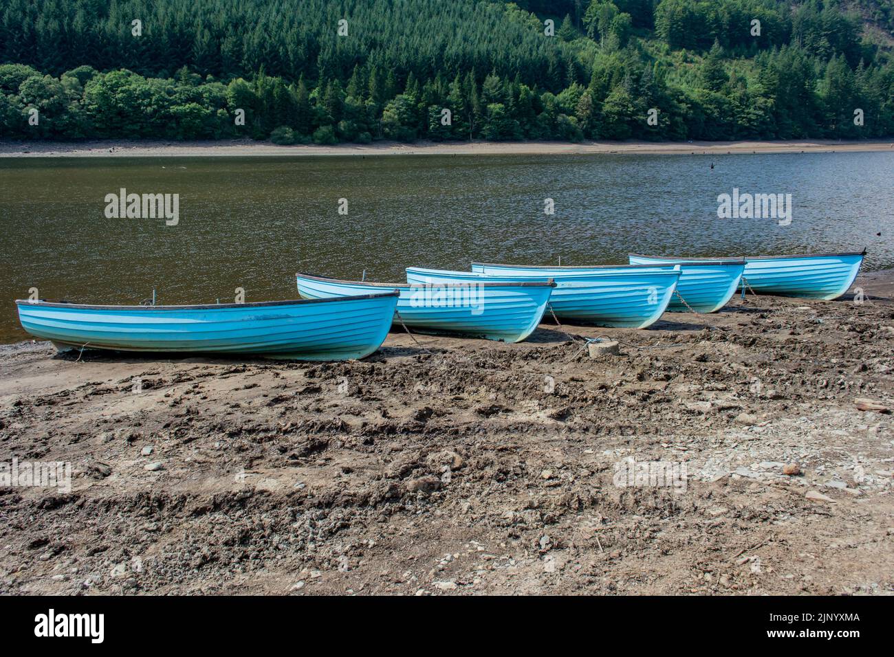 Nach einem langen, heißen Sommer 2022 beginnen nun die zurückgehenden Gewässer am Lake Vyrnwy-Staudamm alte Straßen und Gebäude im versunkenen Dorf zu enthüllen. Stockfoto