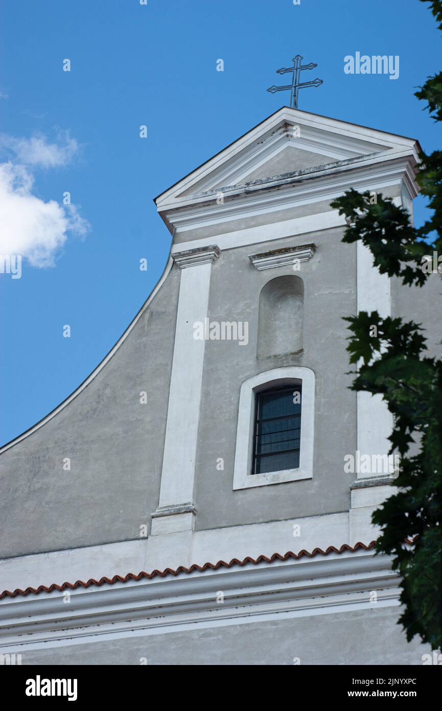 Die Kirche der Kreuzerhöhung in der kroatischen Gemeinde in der kroatischen Gemeinde ist orthodox, mit einem blauen Turm in schönem Zustand. Stockfoto