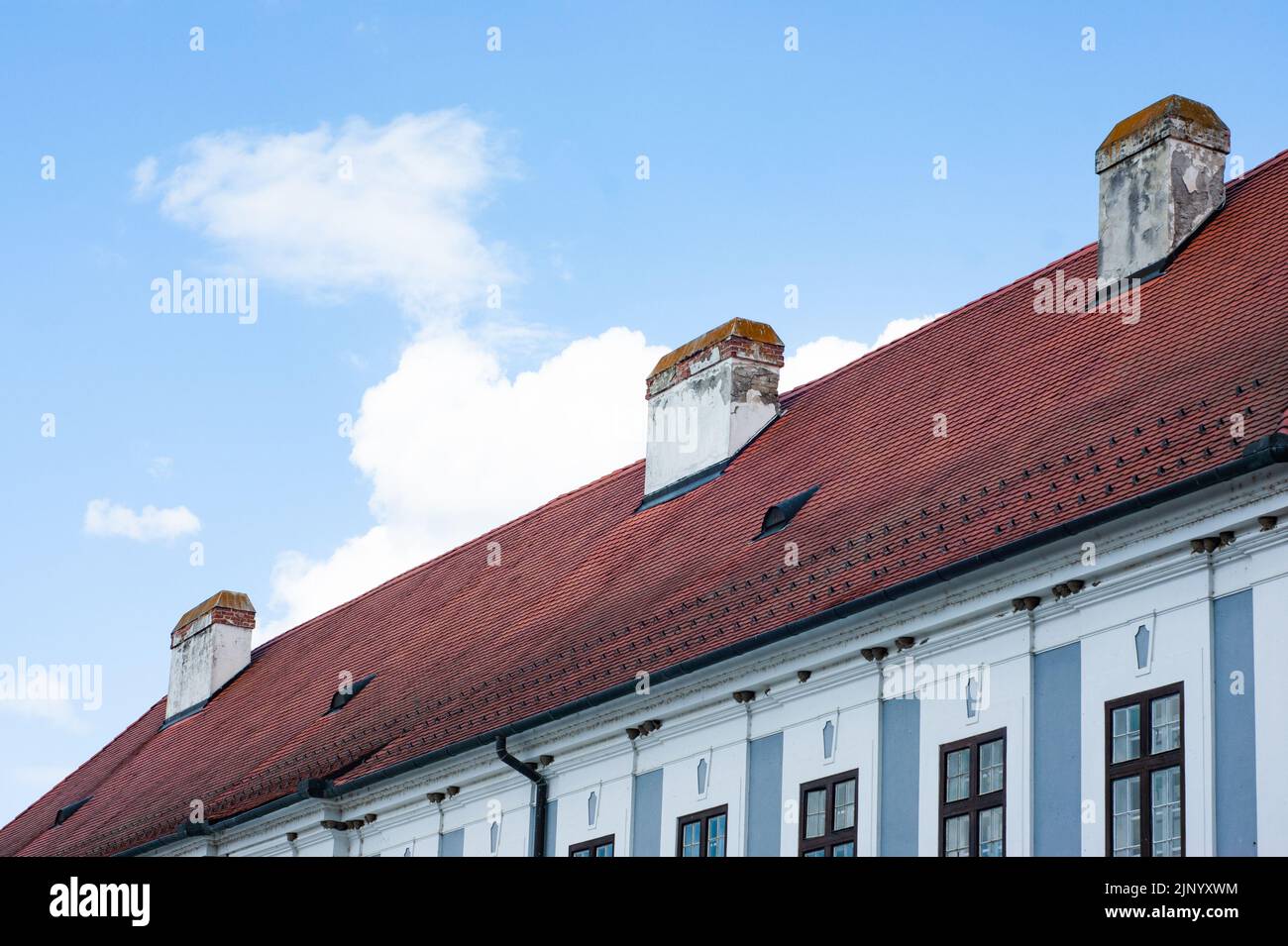 Osjek Straßenszene in Kroatien an der Zitadelle mit der St. Michael Kirche im Hintergrund mit blauem Himmel und Wolken darüber. Die Kirche hat ein herausragendes rotes Dach. Stockfoto