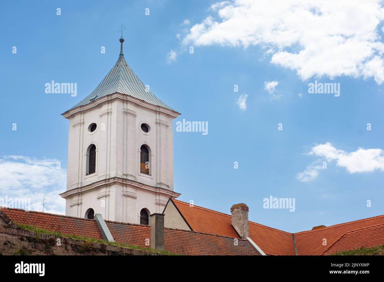 Die Kirche der Kreuzerhöhung in der kroatischen Gemeinde in der kroatischen Gemeinde ist orthodox, mit einem blauen Turm in schönem Zustand. Stockfoto