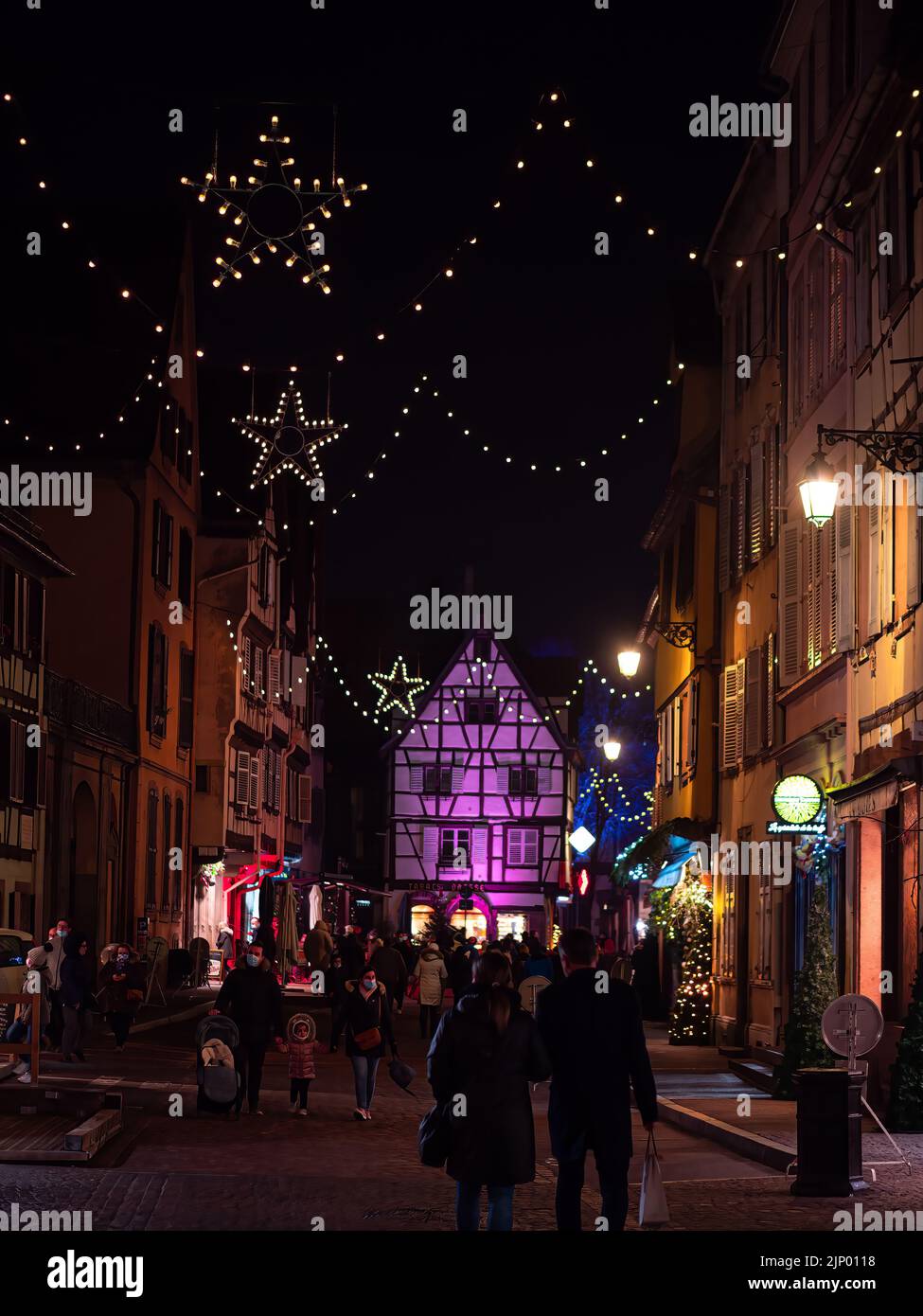 Colmar, Frankreich - 13. Dezember 2021: Magische Weihnachten in Colmar. Einer der attraktivsten und stimmungsvollsten Weihnachtsmärkte in ganz Frankreich. Farbe Stockfoto