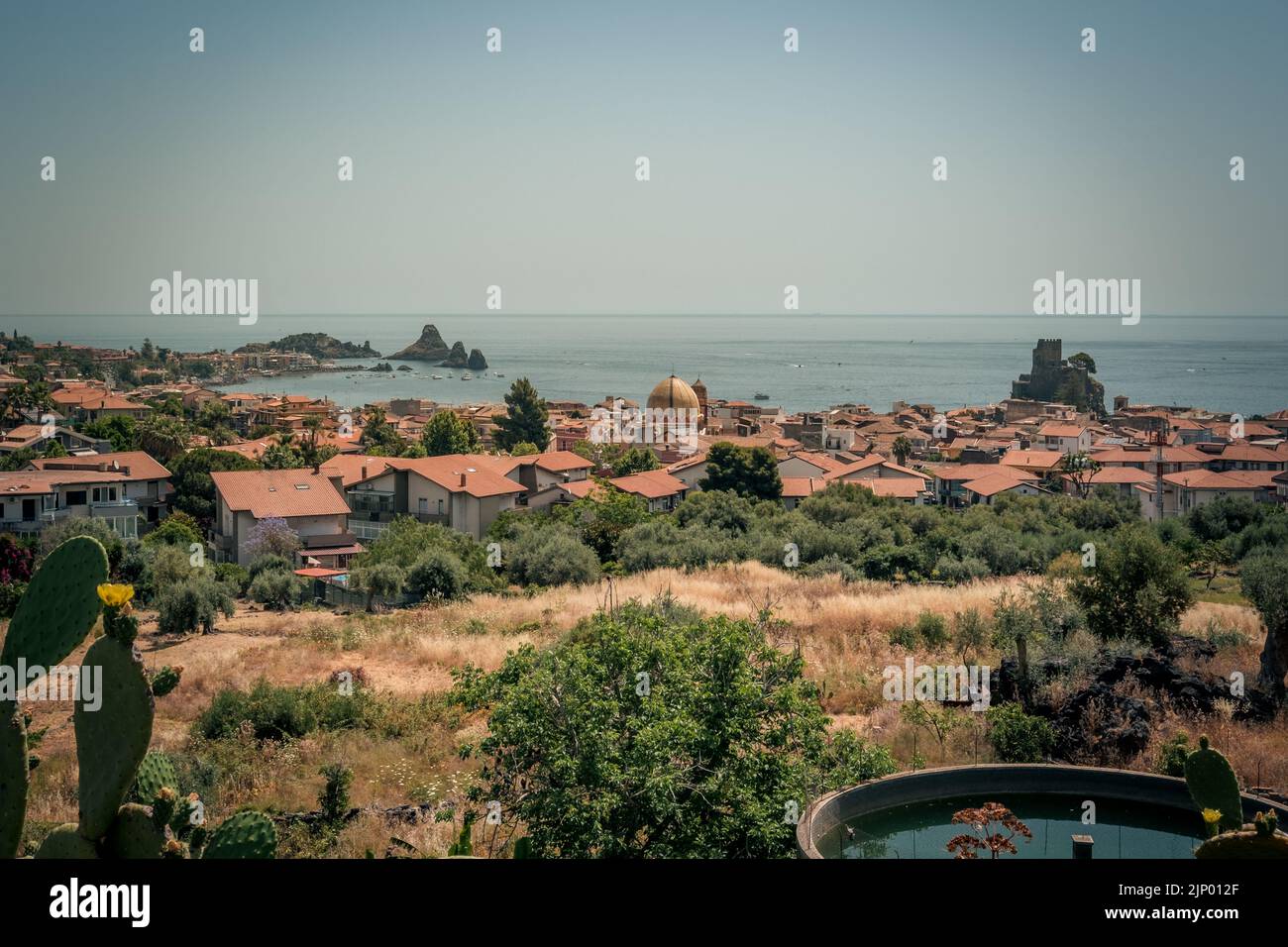 Die Küste zwischen Aci Trezza und Aci Castello, Provinz Catania, Sizilien, Italien. Stockfoto