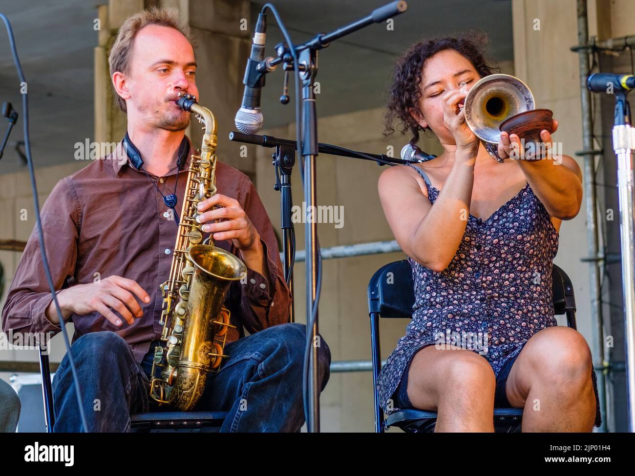 NEW ORLEANS, LA, USA - 18. NOVEMBER 2017: Männliche Saxophonistin und Cornet-Spielerin der Band, Tuba Skinny, treten beim Treme Creole Gumbo Fest auf Stockfoto