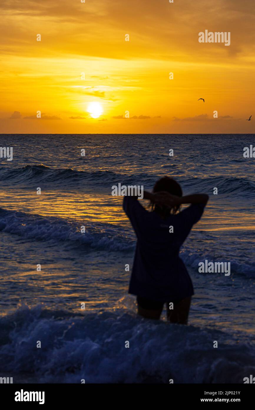 Die 22-jährige Latina kubanischer Abstammung lebt auf der Insel Kuba und macht mit ihrem Freund Urlaub am Strand von Varadero. Stockfoto