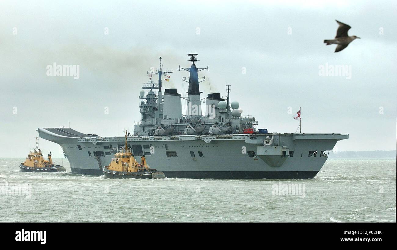 Portsmouth, 20/09/04 HMS Invincible verlässt Portsmouth Harbour, um eine Arbeitsgruppe zu leiten, die an einem groß angelegten NATO-Vollstreckungsteil vor Sadinia im Mittelmeer beteiligt ist. PIC MIKE WALKER 2004 Stockfoto