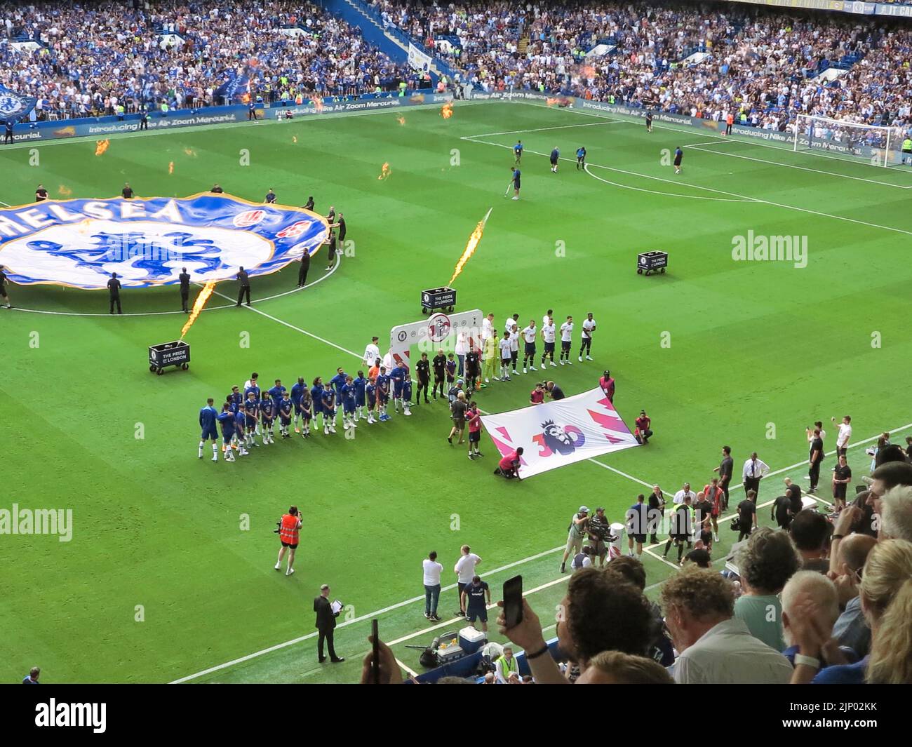 Chelsea, London, Großbritannien. 14. August 2022. Die Fans begrüßen die Teams auf dem Spielfeld zum ersten Heimspiel der Saison 2022/23 in Stamford Bridge gegen den FC Tottenham Hotspur ChelseaÕs . Das Spiel endete mit einem Last-Minute-Equalizer von Harry Kane, der als Unentschieden von 2-2 endete. Kredit: Motofoto/Alamy Live Nachrichten Stockfoto