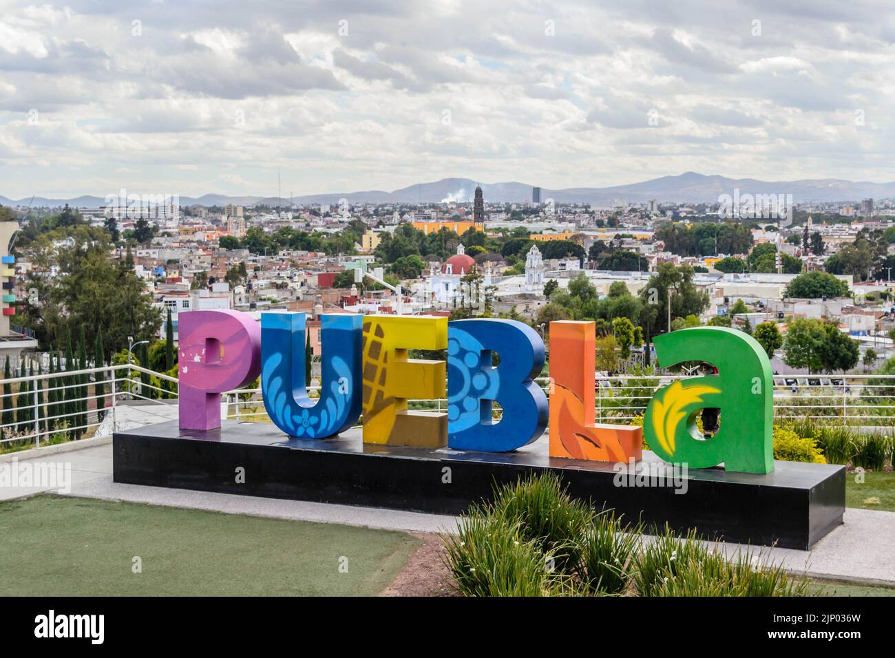 Buntes Schild nach Puebla mit Blick auf die Stadt von Los Fuertes Stockfoto