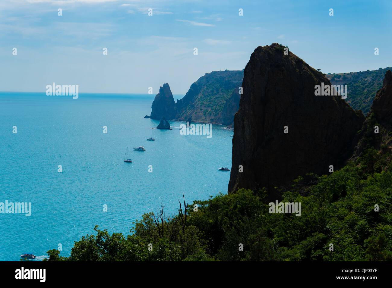 Kap fiolent krim Himmel Felsen Blick Meer russland Klippe balaklava, Konzept Tourismus Natur vom Horizont aus Bucht Boot, Berge ay. Malerisches Schwarz Stockfoto