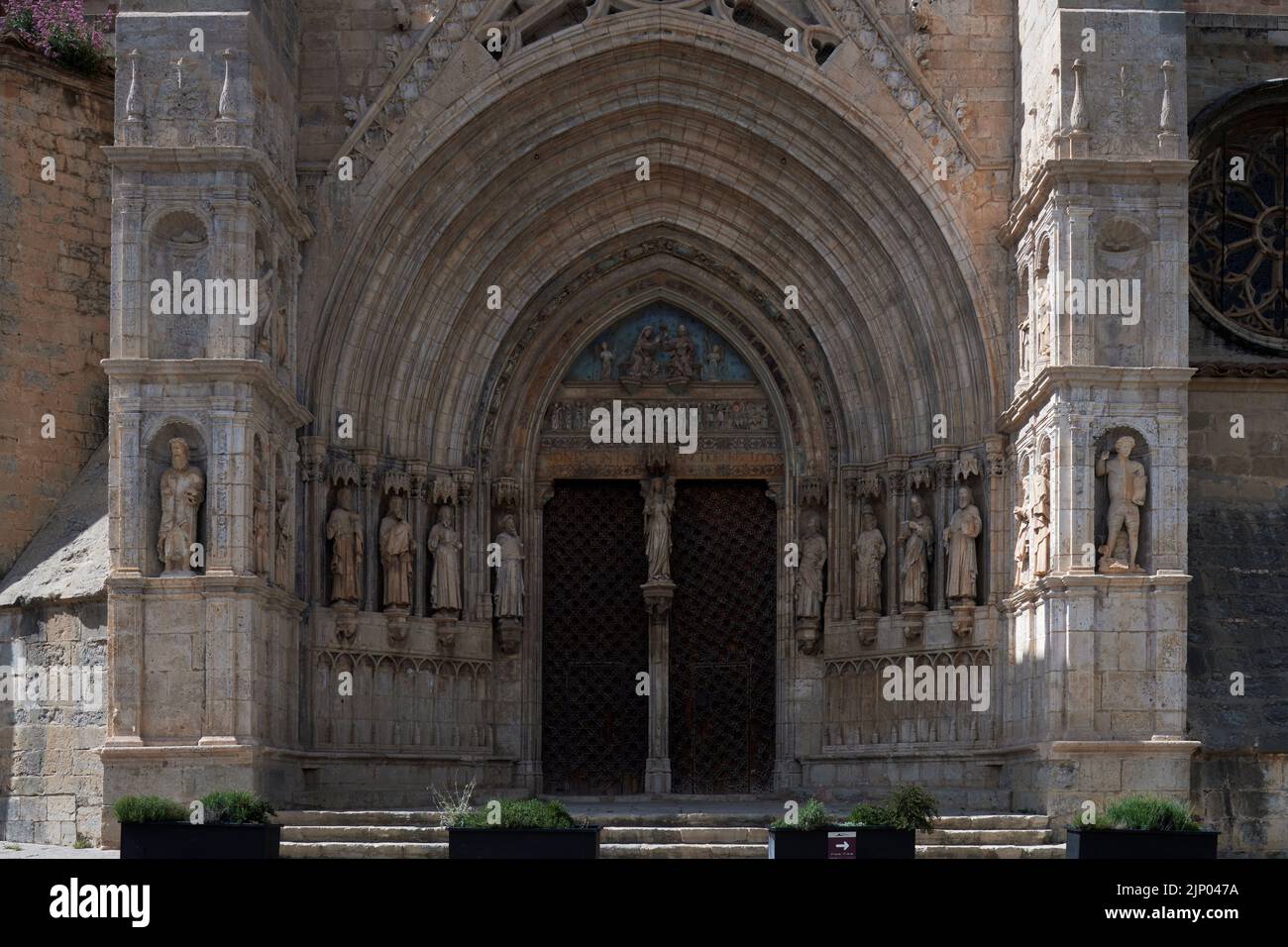 Kunstvolle Eingangstür zur Erzpriesterkirche Santa María la Mayor, Morella, Castellon, Bundesland Valencia, Spanien, Europa Stockfoto