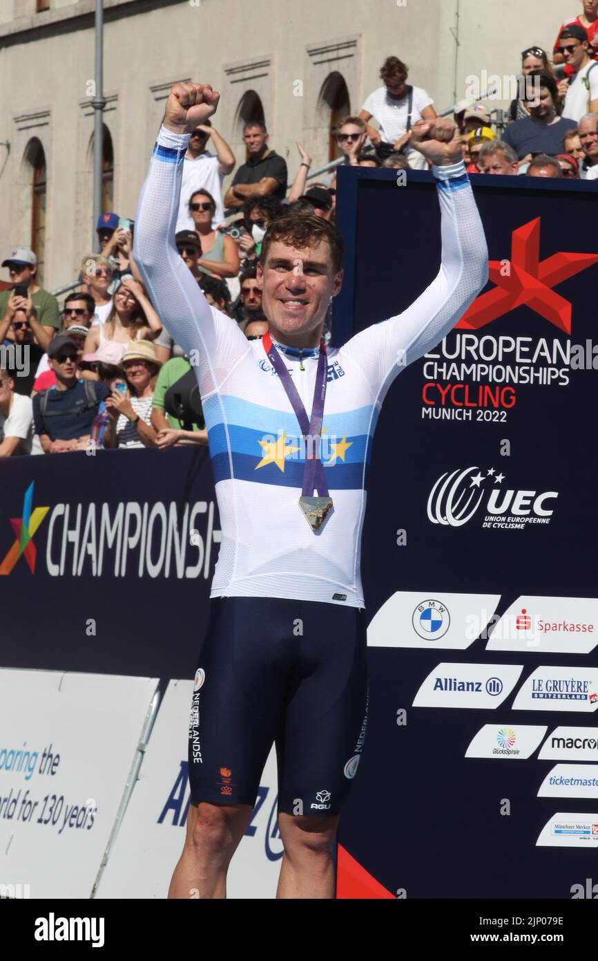 München, Deutschland. 14. August 2022. MÜNCHEN, DEUTSCHLAND - 14 207,9km. AUGUST: Goldmedaillengewinnerin Fabio Jakobsen aus den Niederlanden, während der Medaillenübergabe nach der UCI-Straßenradeuropameisterschaft 28. 2022 - Männer-Straßenrennen ein eintägiges Rennen von MurNaus nach München am 14. August 2022 in München, Deutschland. (Foto von Arthur THILL/ATP Images) (THILL Arthur/ATP/SPP) Quelle: SPP Sport Press Foto. /Alamy Live News Stockfoto