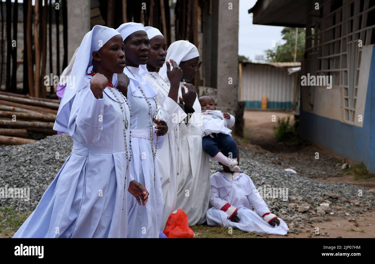 Die Gläubigen von Legio Maria, einer von Afrika initiierten Kirche, nehmen an einem Gottesdienst Teil, während sie für den Frieden beten, nachdem das Land am 9.. August 2022 zur Wahl der politischen Führung gewählt wurde. Das tägliche Leben, während das Land auf Elektroergebnisse wartet. Kenia hat in der Vergangenheit nach der Umfrage Gewalt erlebt. Das Wahlgremium IEBC in Nairobi zählt derzeit die Ergebnisse mit einer Frist von sieben Tagen, um die Ergebnisse bekannt zu geben, die am Dienstag, dem 16.. August 2022, abläuft. Der Körper wies auf einen langsamen Prozess der Körpergröße hin. Stockfoto