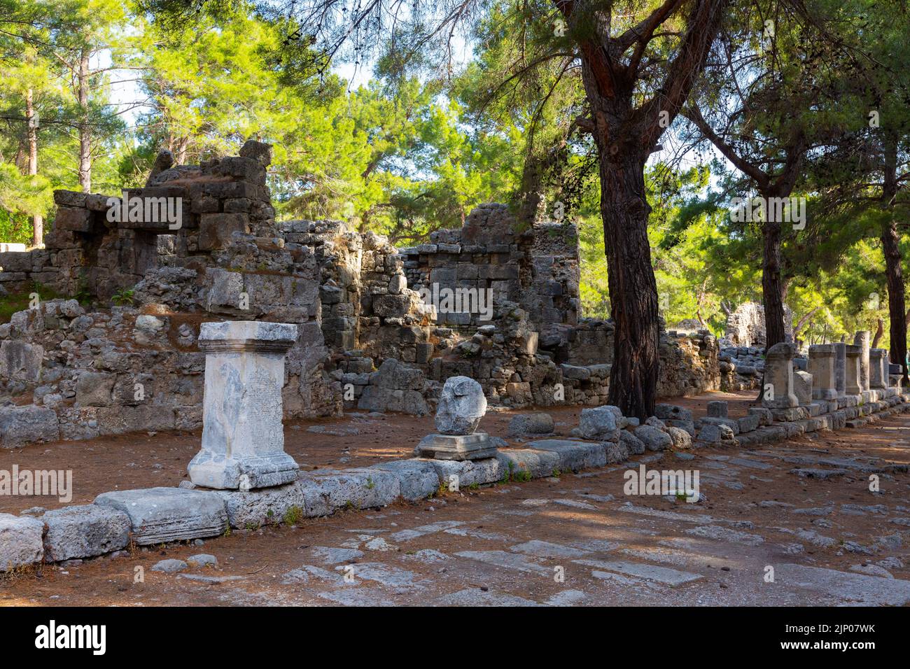 Überreste der zentralen Straße in der alten lykischen Küstenstadt Phaselis, Türkei Stockfoto