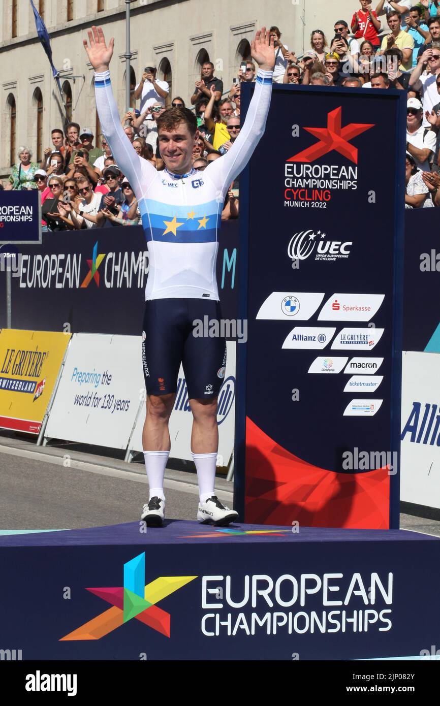 München, Deutschland. 14. August 2022. MÜNCHEN, DEUTSCHLAND - 14 207,9km. AUGUST: Goldmedaillengewinnerin Fabio Jakobsen aus den Niederlanden, während der Medaillenübergabe nach der UCI-Straßenradeuropameisterschaft 28. 2022 - Männer-Straßenrennen ein eintägiges Rennen von MurNaus nach München am 14. August 2022 in München, Deutschland. (Foto von Arthur THILL/ATP Images) (THILL Arthur/ATP/SPP) Quelle: SPP Sport Press Foto. /Alamy Live News Stockfoto