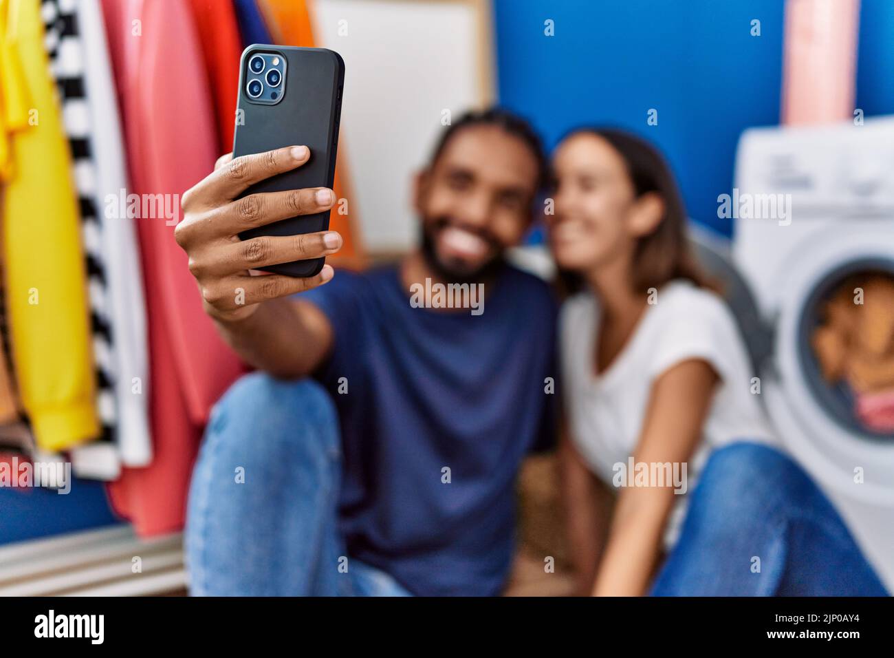Mann und Frau Paar machen Selfie durch das Smartphone waschen Kleidung in der Wäsche Stockfoto