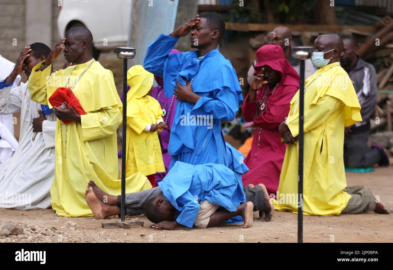 Nairobi, Kenia. 14. August 2022. Die Gläubigen von Legio Maria, einer von Afrika initiierten Kirche, nehmen an einem Gottesdienst Teil, während sie für den Frieden beten, nachdem das Land am 9.. August 2022 zur Wahl der politischen Führung gewählt wurde. Das tägliche Leben, während das Land auf Elektroergebnisse wartet. Kenia hat in der Vergangenheit nach der Umfrage Gewalt erlebt. Das Wahlgremium IEBC in Nairobi zählt derzeit die Ergebnisse mit einer Frist von sieben Tagen, um die Ergebnisse bekannt zu geben, die am Dienstag, dem 16.. August 2022, abläuft. Der Körper wies auf einen langsamen Prozess der Körpergröße hin. (Foto von Billy Mutai/SOPA Images/Sipa USA) Quelle: SIPA USA/Alamy Live News Stockfoto