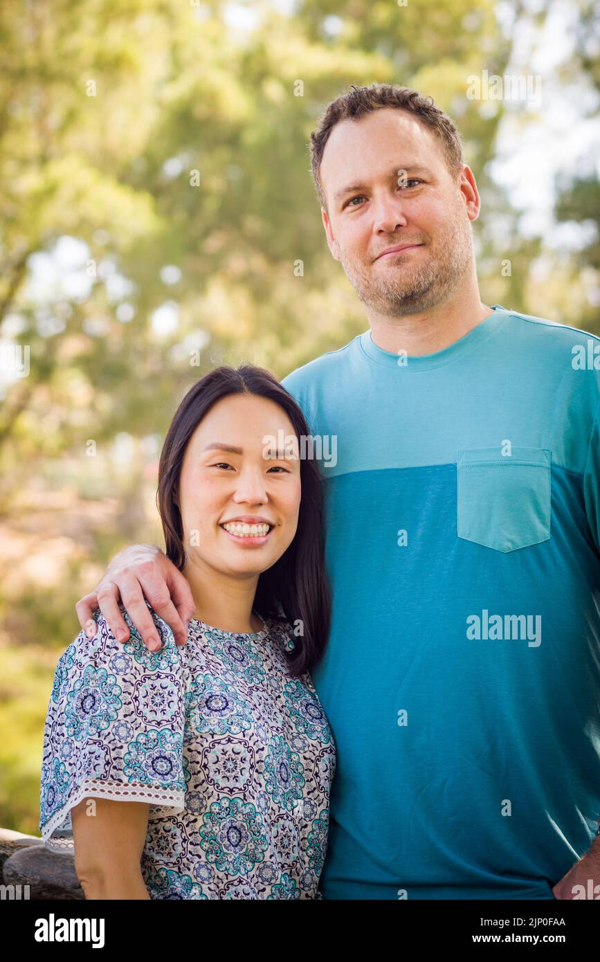 Outdoor-Porträt der gemischten Rasse chinesischen und kaukasischen Paar. Stockfoto
