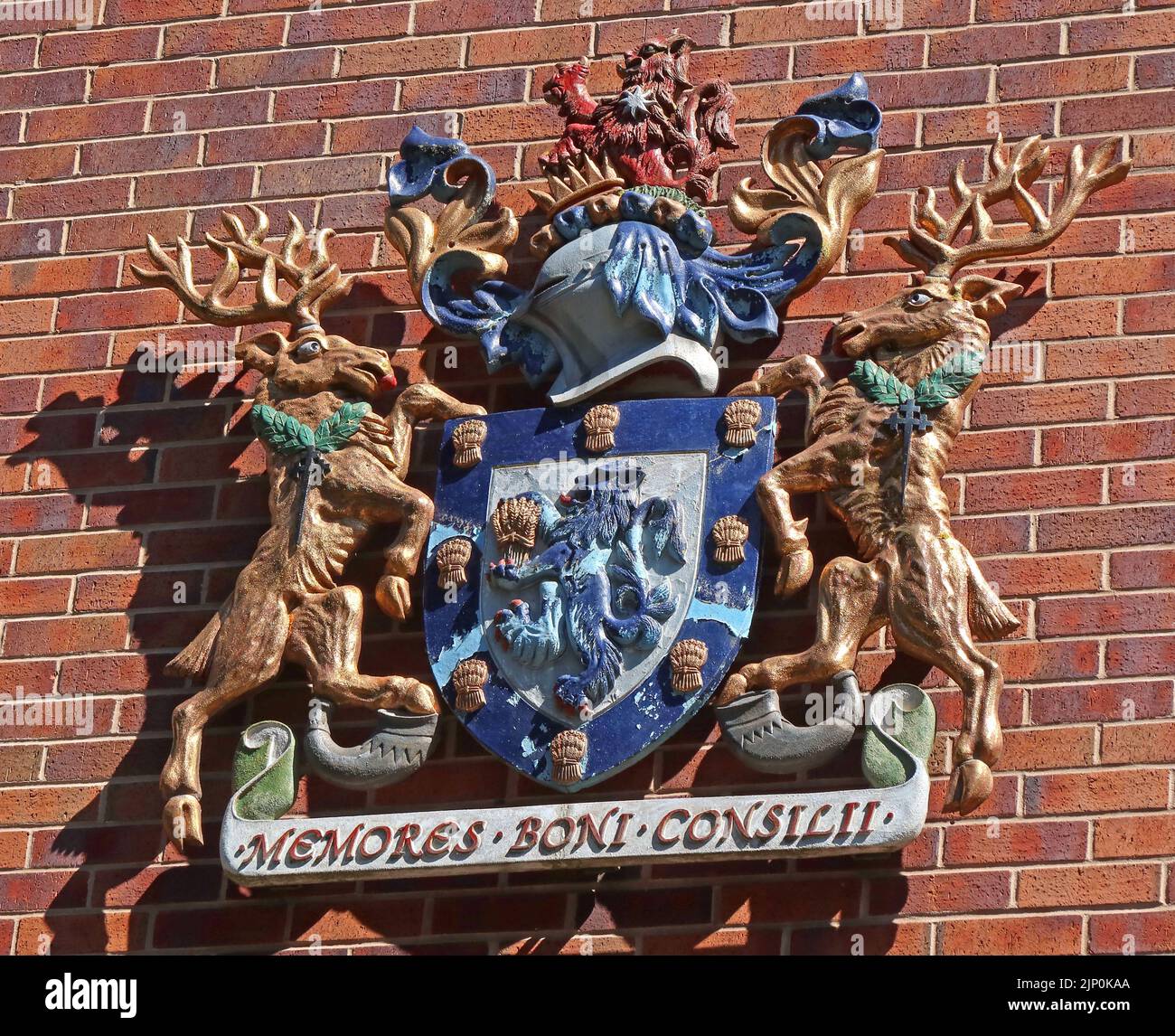 MacClesfield Council Wappen - Memores Boni Consilii in latin, auf einem ratsgebäude, Mill Street, Macclesfield, Cheshire, England, UK, SK11 6NN Stockfoto