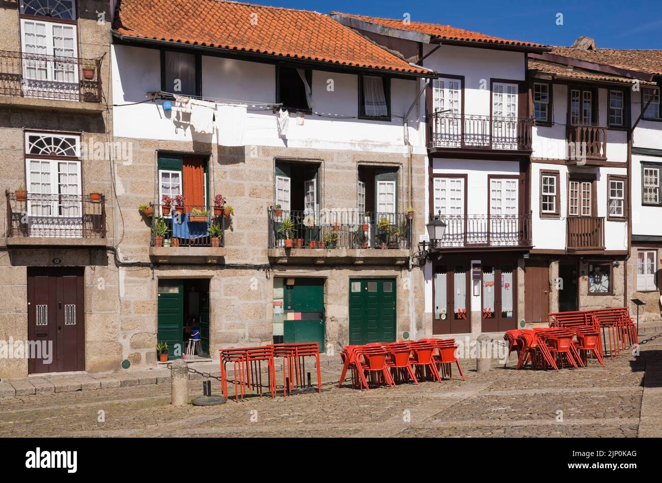 Zusammengeschlossene Wohnhäuser in Guimaraes, Portugal. Stockfoto
