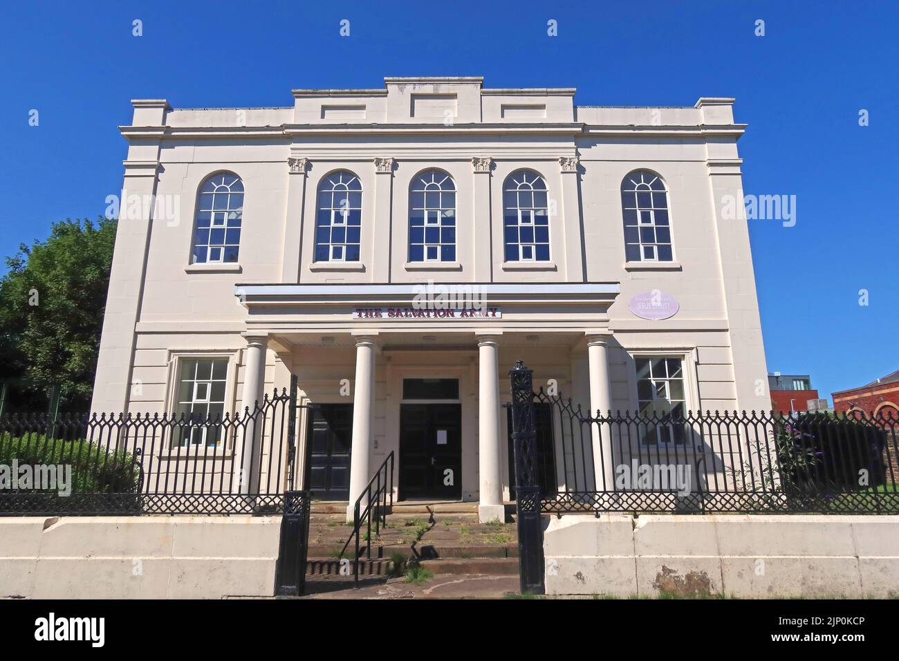 Das Heilsarmee-Gebäude 1829, Kids Non-Conformist Chapel, Roe St, Macclesfield, Cheshire, England, Großbritannien, SK11 6UT, im Sommer mit blauem Himmel Stockfoto