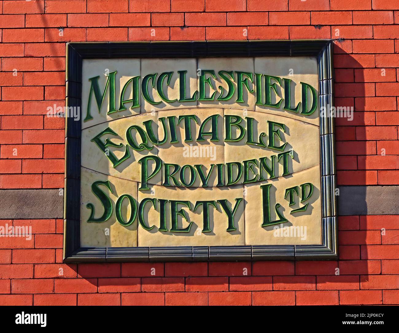 MacClesfield Equitable Provident Society Limited, alte geflieste Schilder, 1855, Ceshire, England, GROSSBRITANNIEN, SK11 6UD Stockfoto