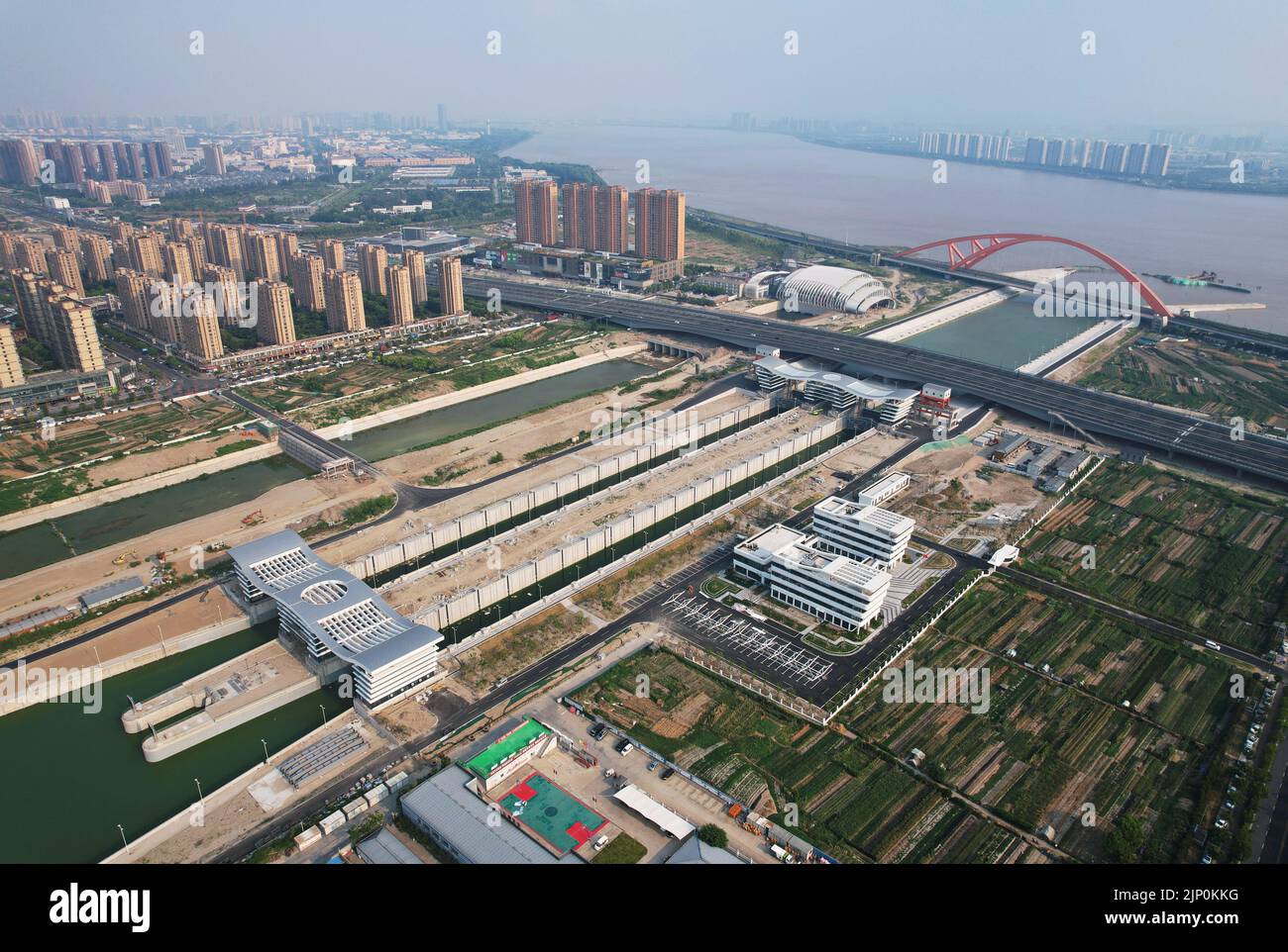 HANGZHOU, CHINA - 14. AUGUST 2022 - eine Luftaufnahme der Schleuse Hangzhou Babao, einem Kontrollprojekt für den zweiten Kanal des Beijing-Hangzhou C Stockfoto