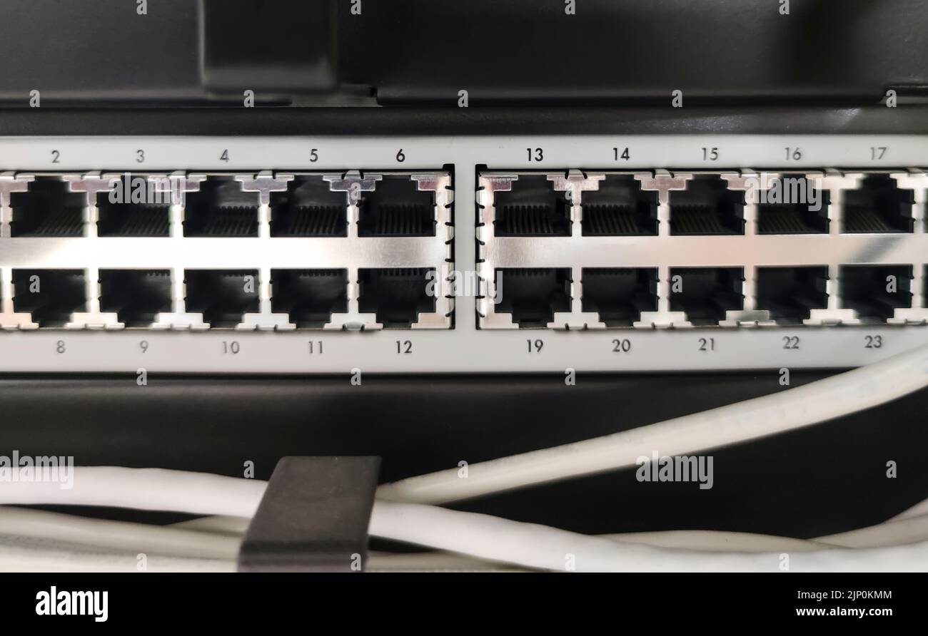 Ethernet-Switch-Gerät voller Kabel. Nahaufnahme Stockfoto