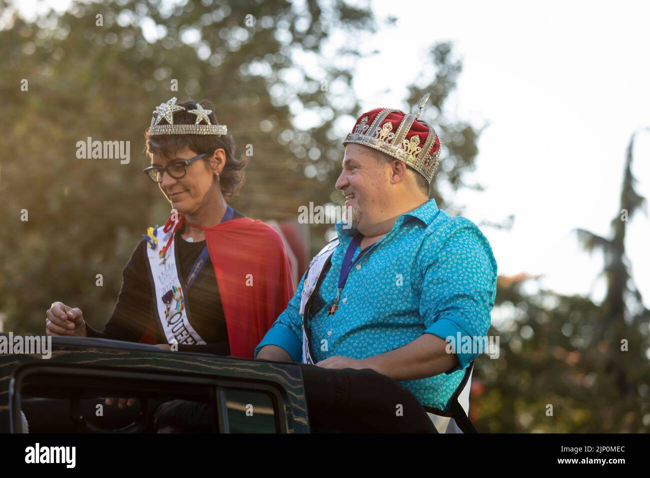 Seafair Royalty Shellie Hart, die als Königin Alcyon diente, und Rich Gray, als König Neptun, führen am Samstag, dem Juli, die Seafair Torchlight Parade in Seattle an Stockfoto