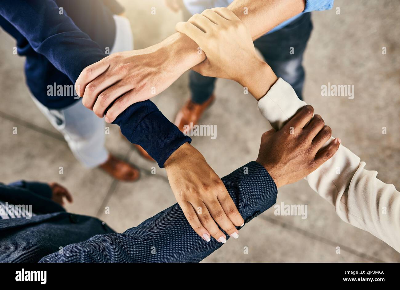 Starke Teams stehen immer zusammen. Nahaufnahme einer Gruppe von Menschen, die sich in einem Geheule in die Hände schlossen. Stockfoto