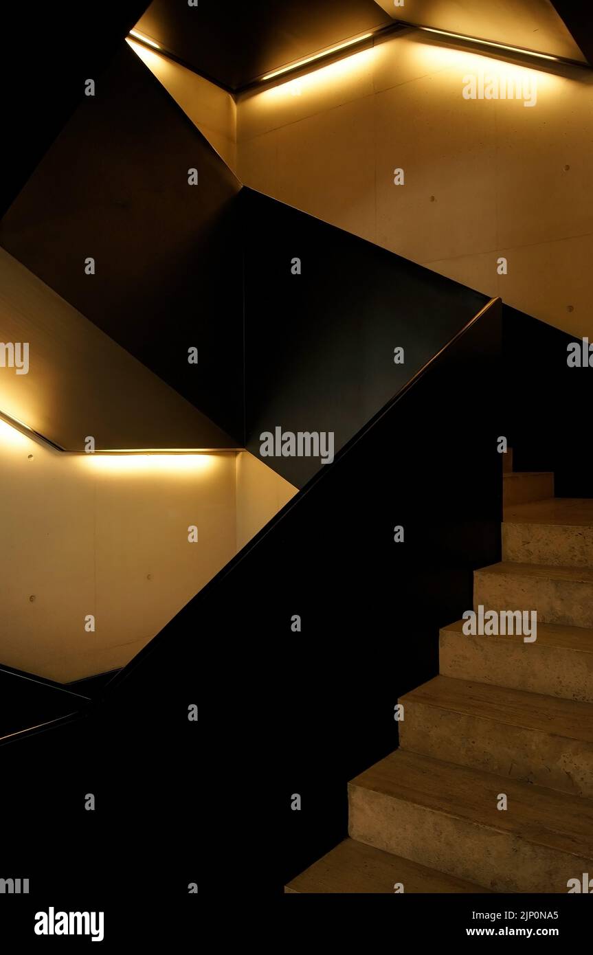 Treppe des jumex-Museums, mit hochwertigem Licht und Beton, der Handlauf ist aus schwarzem Stahl, unten. Stockfoto
