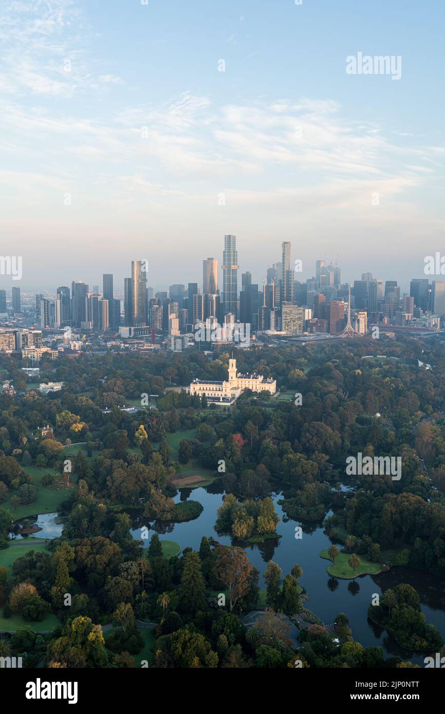 Die Skyline von Melbourne mit den Royal Botanic Gardens und dem Government's House im Vordergrund Stockfoto